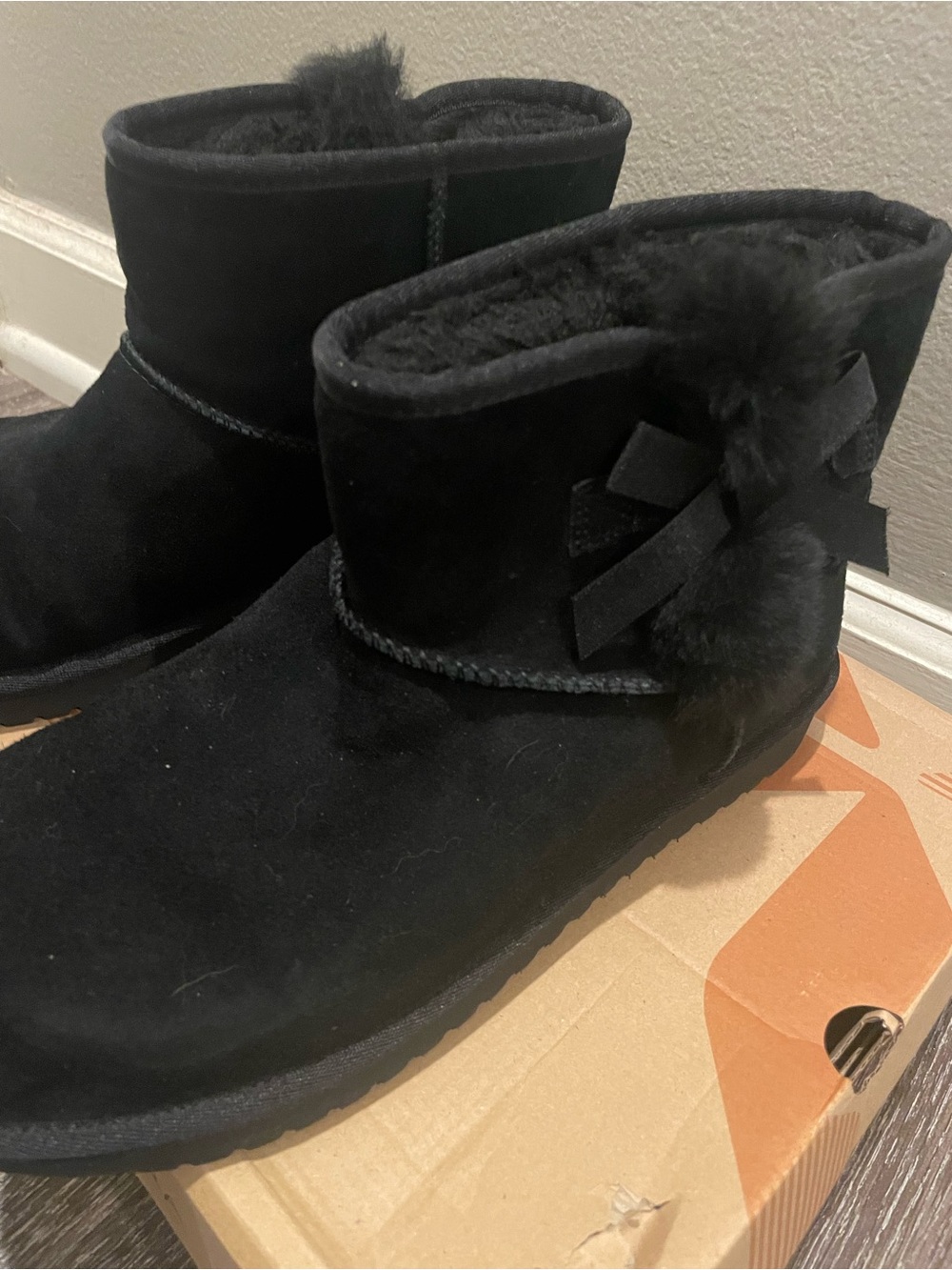 Koolaburra Women's Black Short Suede Winter Boots with Side Bow